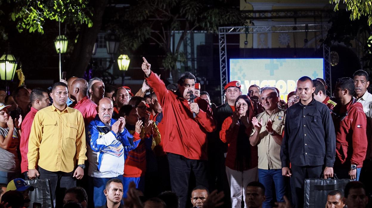 Las protestas llegan a Miraflores al son de cacerolas y gritos de «fuera Maduro»