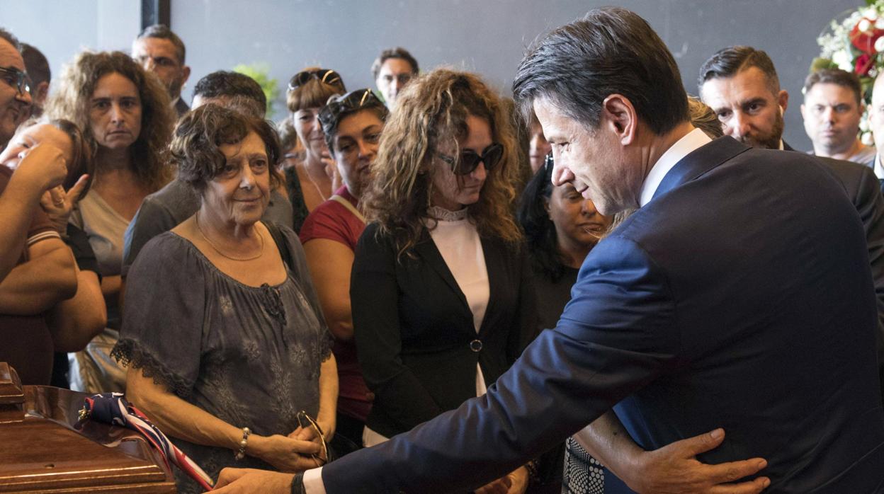 El Primer Ministro italiano Giuseppe Conte consuela a los familiares de las víctimas