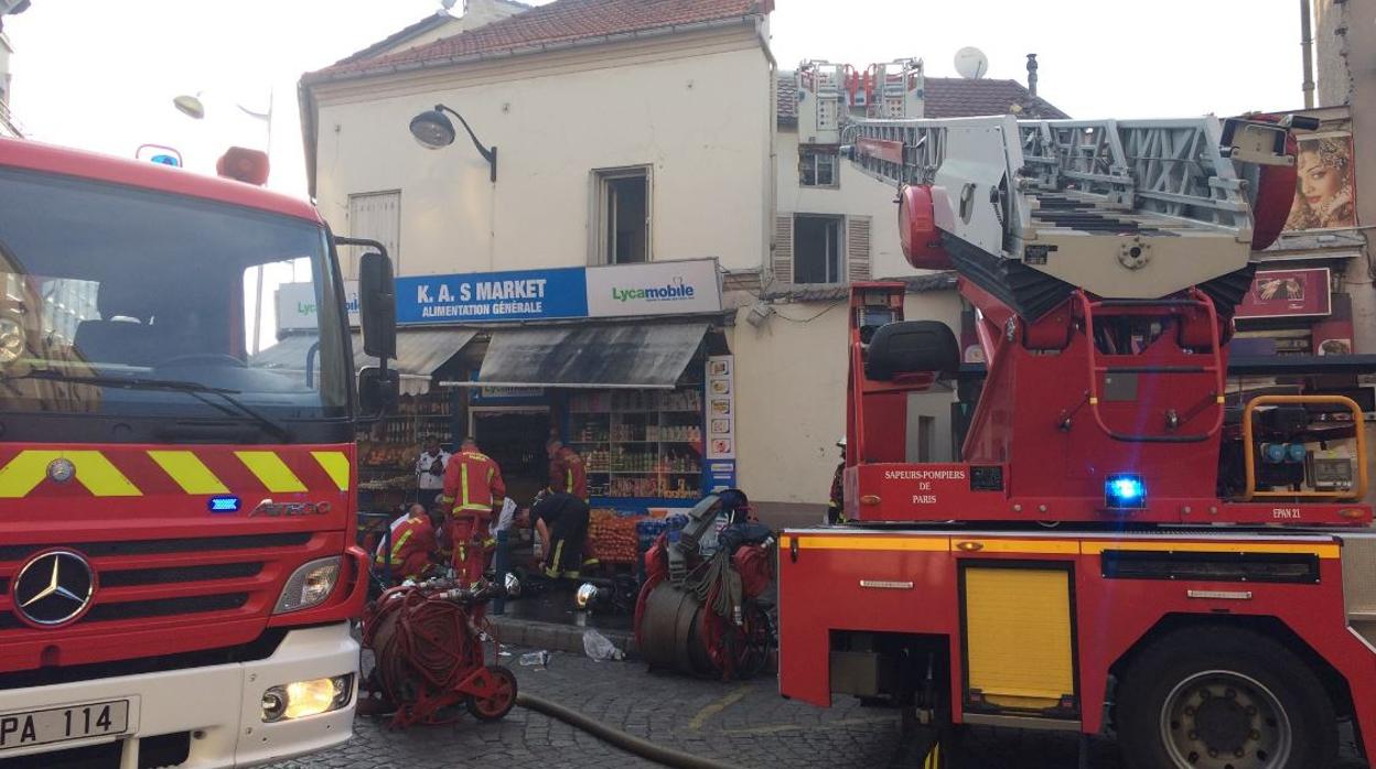 Bomberos durante su intervención en el incendio en la ciudad de Aubervilliers