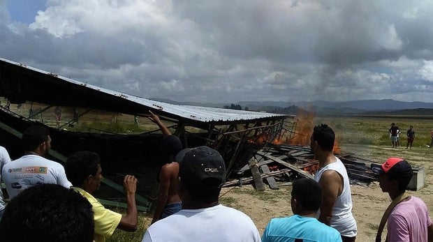 Al menos 1.200 venezolanos abandonan Brasil tras incidentes en la frontera