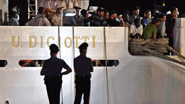 El barco militar italiano con 177 inmigrantes a bordo atracará en Catania
