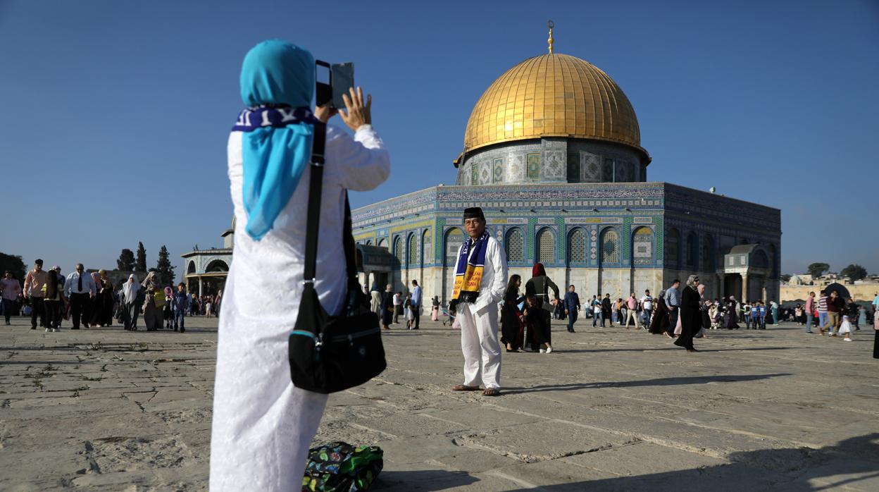 Una mujer hace una foto en Jerusalén en el inicio del Eid al Adha