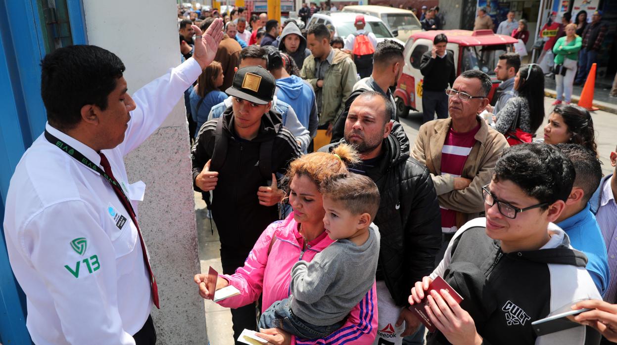 Decenas de venezolanos hacen cola para tramitar el permiso temporal para quedarse en Perú