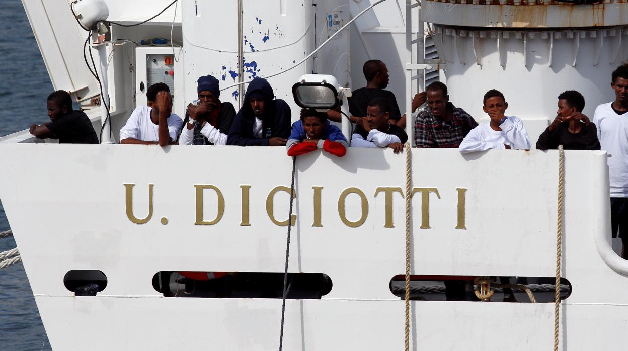 Inmigrantes a bordo del barco Diciotti aguardan en el puerto de Catania para desembarcar