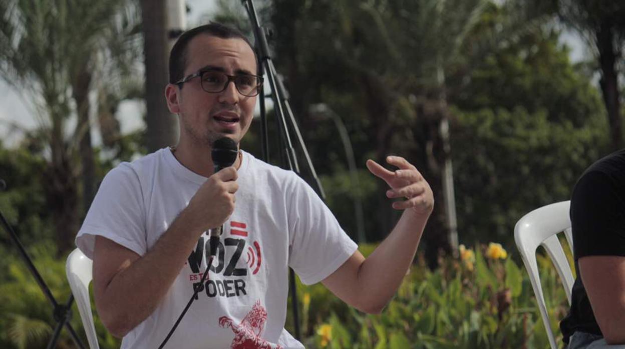 Oscar Patiño, abogado y activista social en un foro de derechos humanos en Caracas