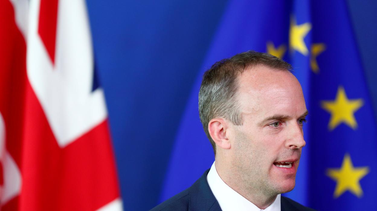 Dominic Raab asiste a una conferencia de prensa con el jefe negociador del Brexit de la UE