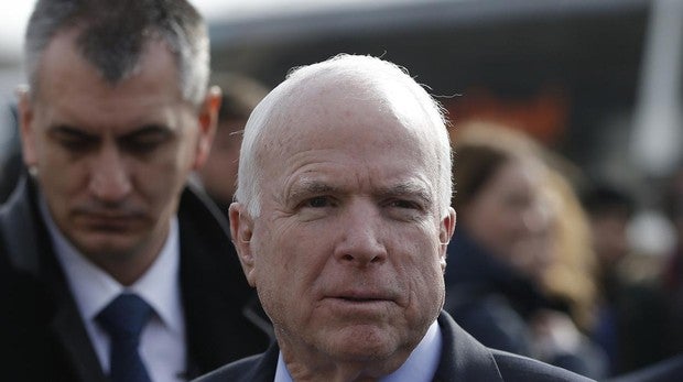 El senador John McCain suspende el tratamiento de su cáncer cerebral