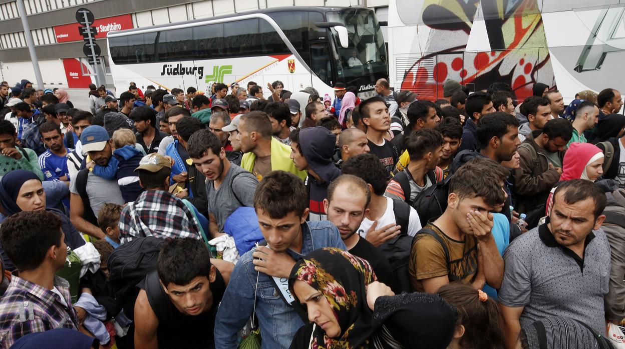 Un gran grupo de inmigrantes llegan a Austria desde Hungría