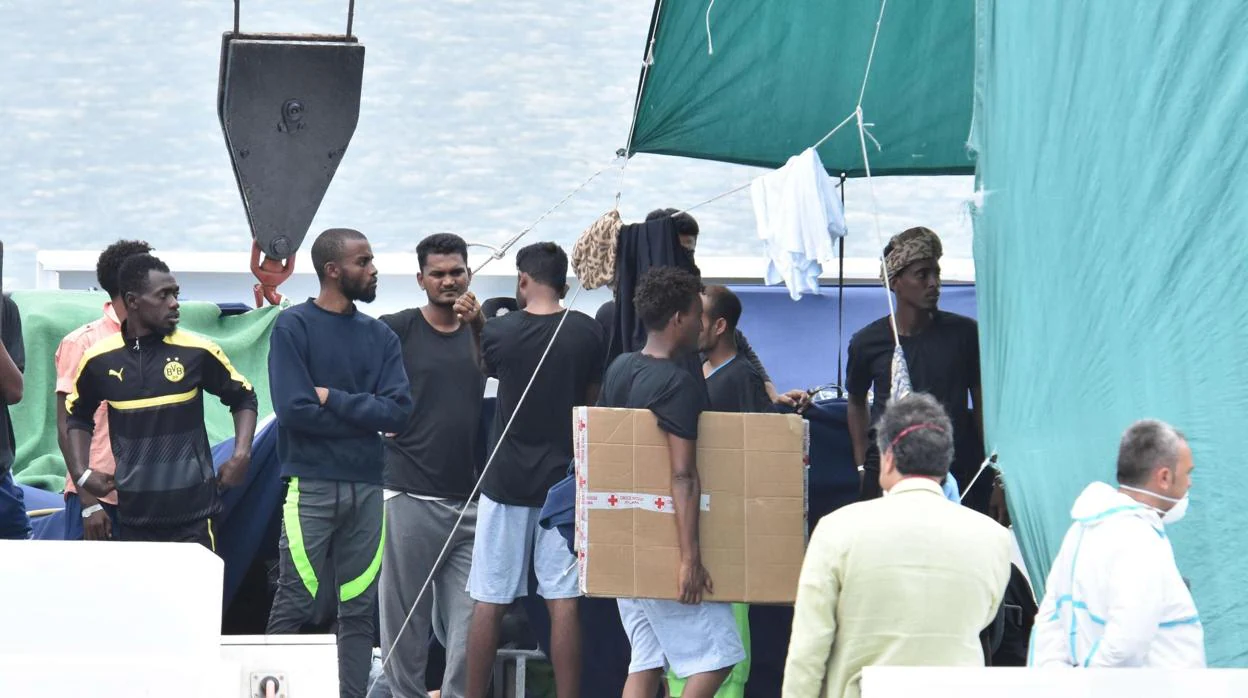 Inmigrantes a bordo del Diciotti continúan a la espera para desembarcar en el puerto de Catania