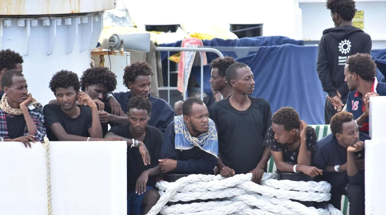 Inmigrantes a bordo del Diciotti en Catania