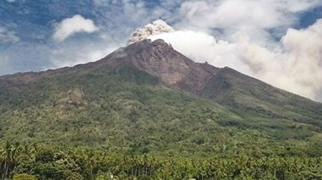 Al menos 2.000 evacuados tras la erupción de un volcán en Papúa Nueva Guinea