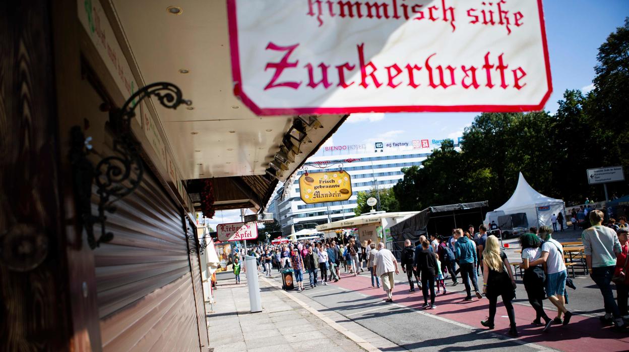 Un grupo de personas abandonan el lugar de la trifulca en Chemnitz, Alemania