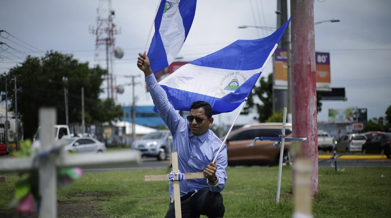 Un hombre ondea la bandera nicaragüense en Managua