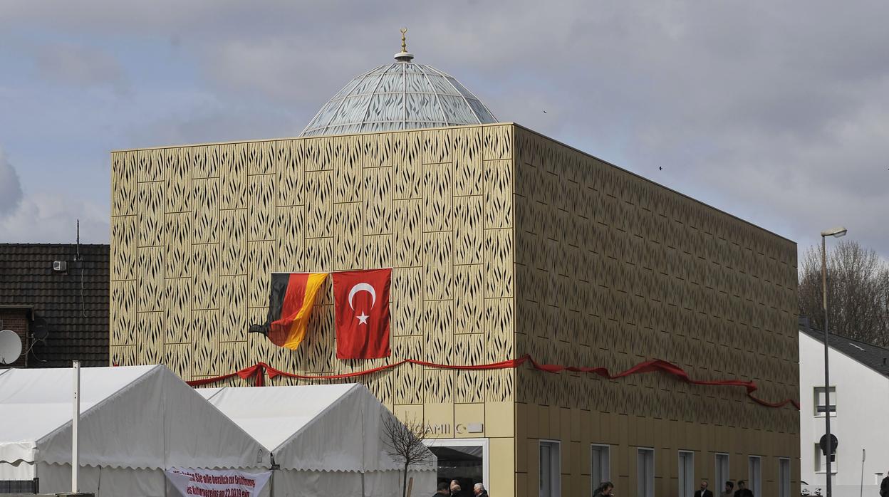 Mezquita en la ciudad alemana de Moers con las banderas nacionales de Alemania y Turquía