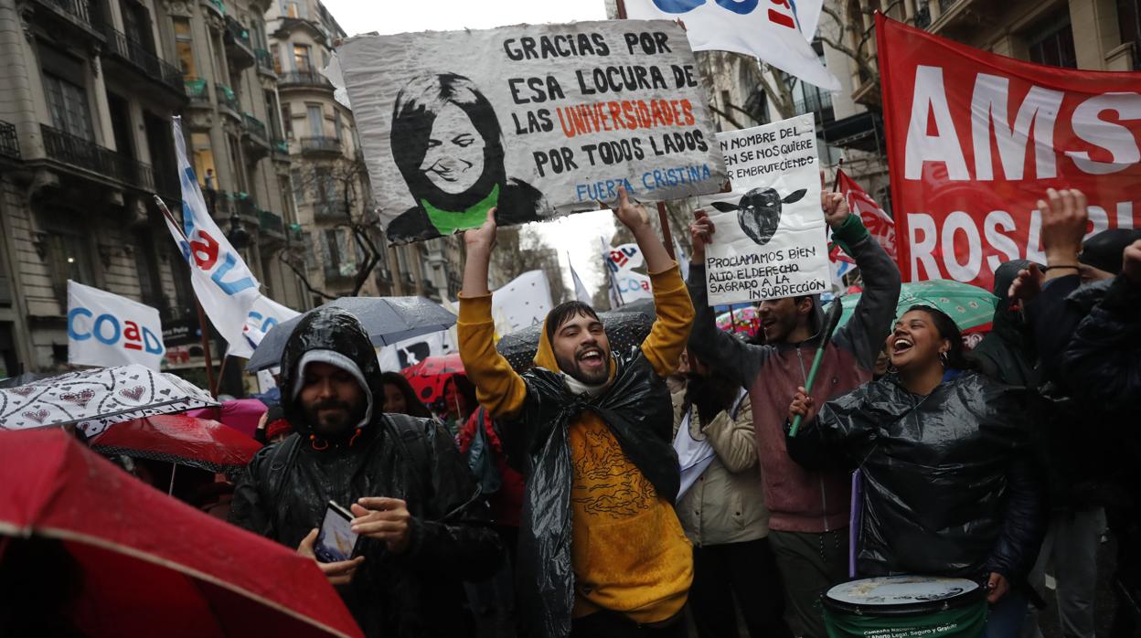 Miles de argentinos salen a las calles contra el ajuste presupuestario de la universidad pública