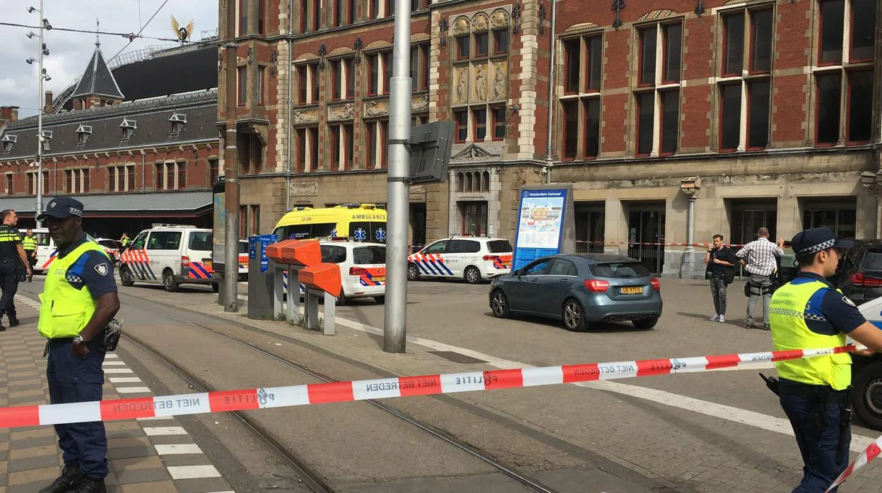 La Policía acordona el lugar de los hechos, en los alrededores de la estación central de Ámterdam