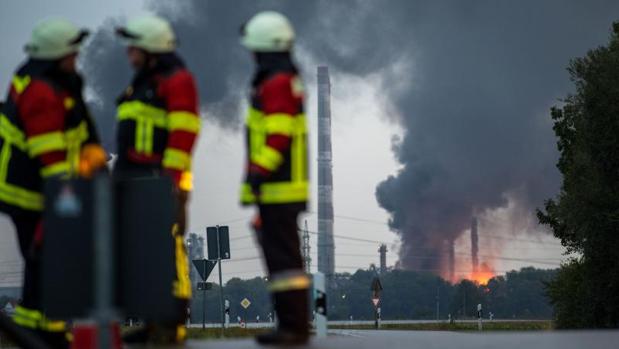 Diez heridos y 1.800 evacuados tras la explosión de una refinería en Alemania