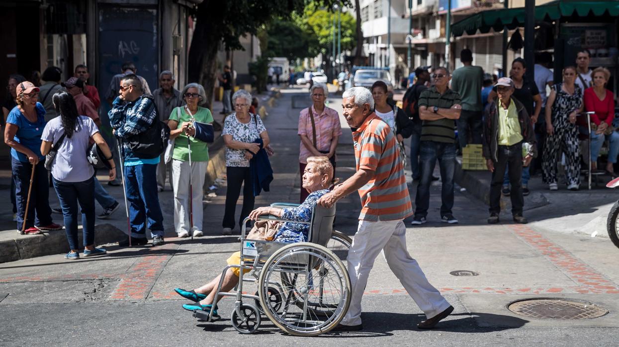 Los jubilados venezolanos protestaron frente a las entidades bancarias y bloquearon varias calles de Caracas