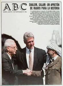 ABC se hizo eco en 1993 de un momento y una fotografía histórica: Yasser Arafat e Isaac Rabin aparecen juntos simbolizando una paz próxima, pero que 25 años después todavía no ha llegado.