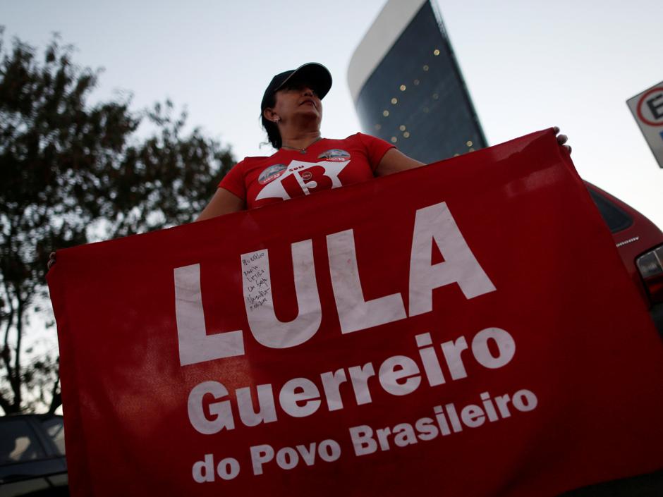 Una mujer apoya la candidatura de Lula da Silva en Brasilia