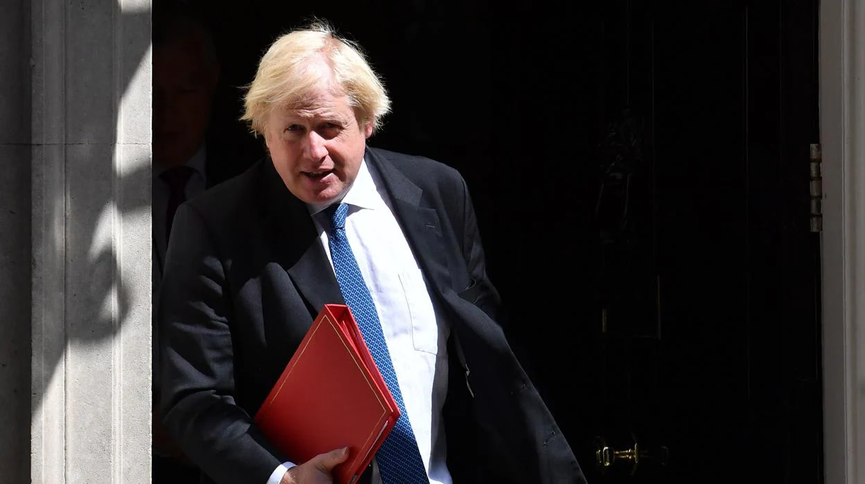 Boris Johnson dice que el plan de May para el Brexit es como «un chaleco bomba» que envuelve a Reino Unido