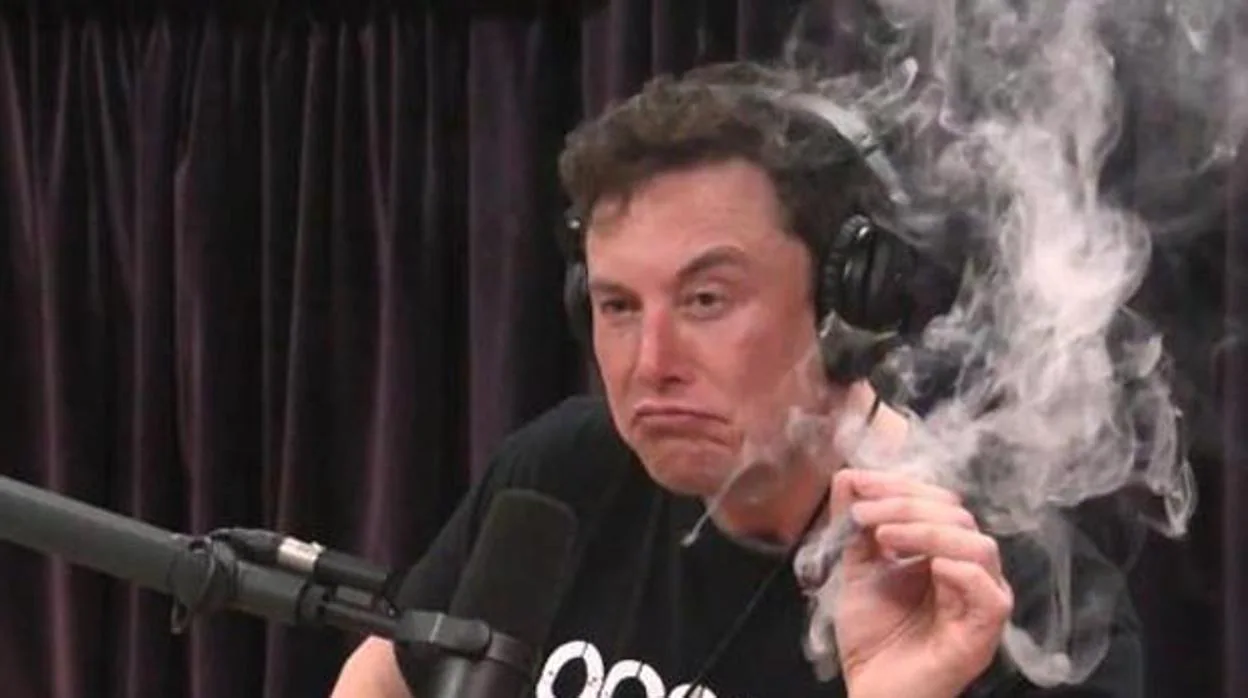 Elon Musk durante la entrevista fumando marihuana