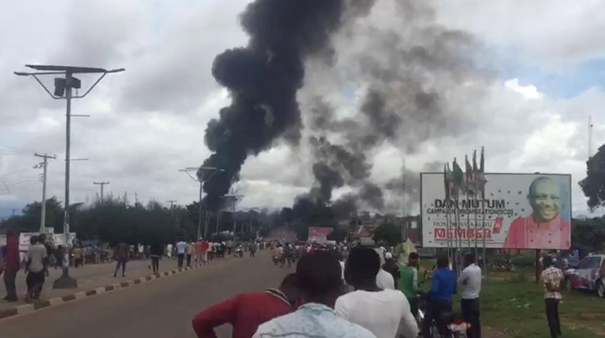 El humo producido por la explosión de un camión cisterna en Nasarawa, Nigeria