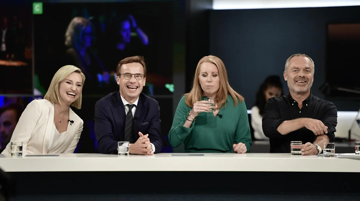 Líderes de los partido políticos: Ebba Busch Thor (KD), Ulf Kristersson (M), Annie Loof (C) y Jan Bjorklund (L) son entrevistados en Estocolmo