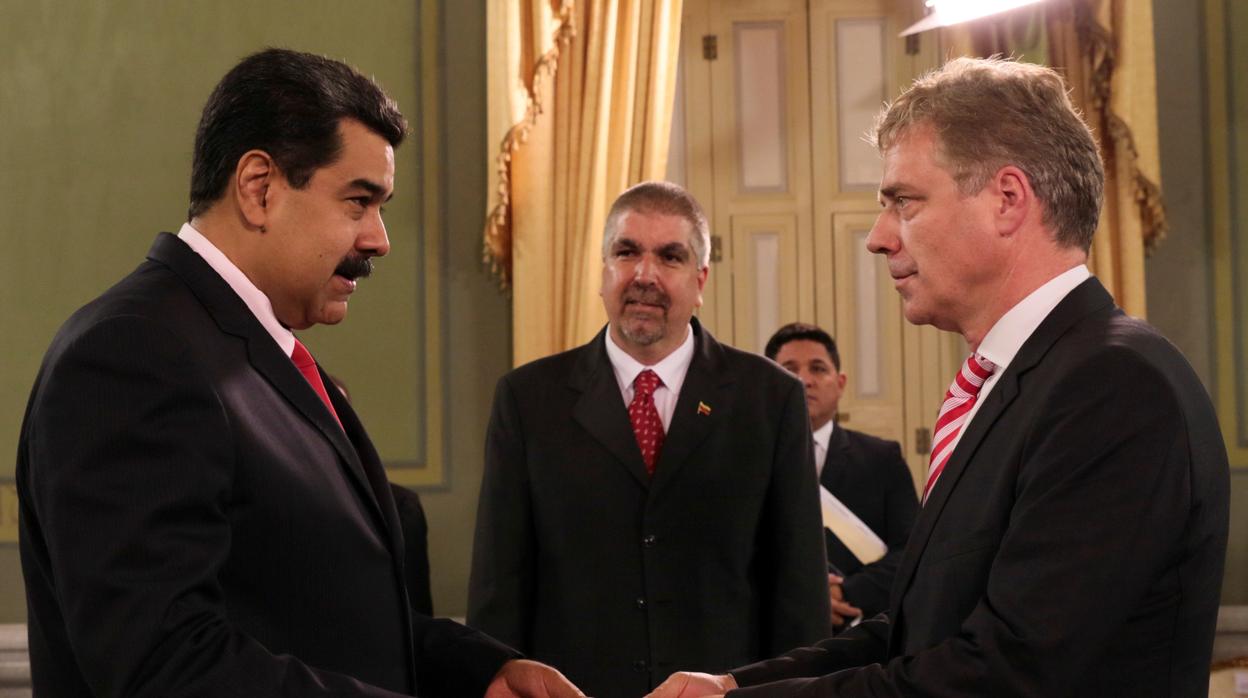 El presidente Nicolás Maduro, este martes, recibiendo las credenciales del nuevo embajador de Aelamani en Venezuela, Daniel Martin Kriener