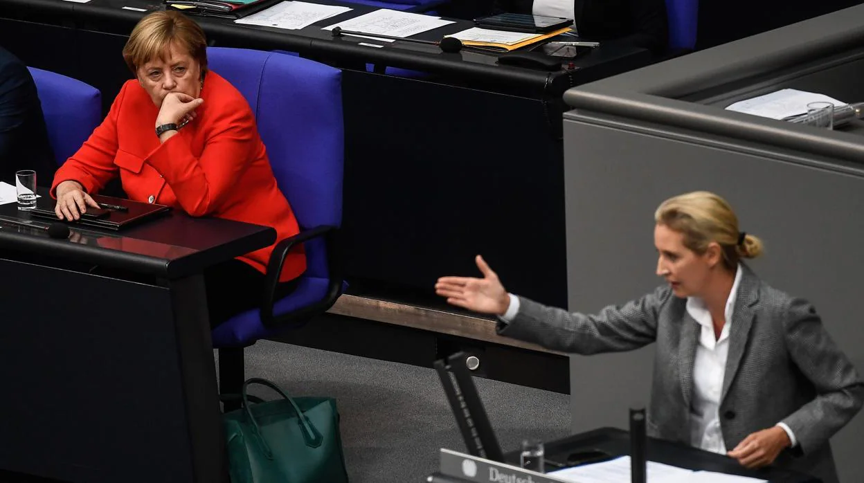 Angela Merkl escuaha el discurso de la copresidenta de Alternativa para Alemania, Alicia Weide