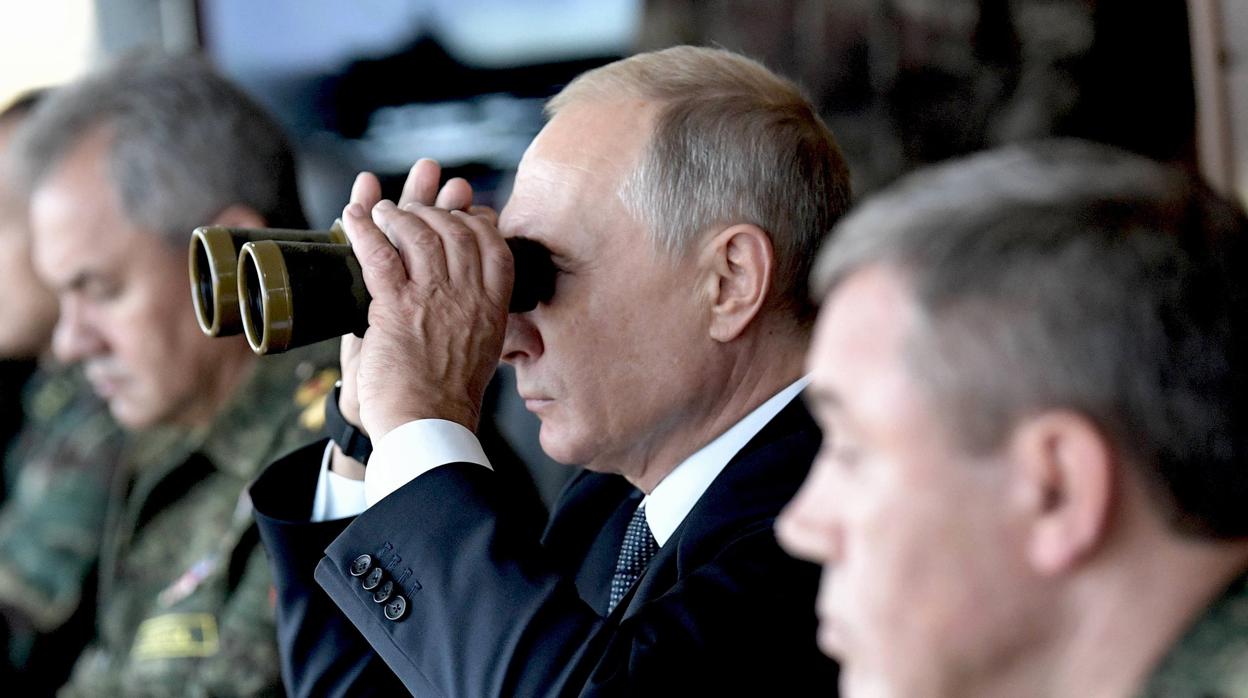 El presidente Putin, en la maniobras militares más grandes de rusia, ayer, en Tsogul