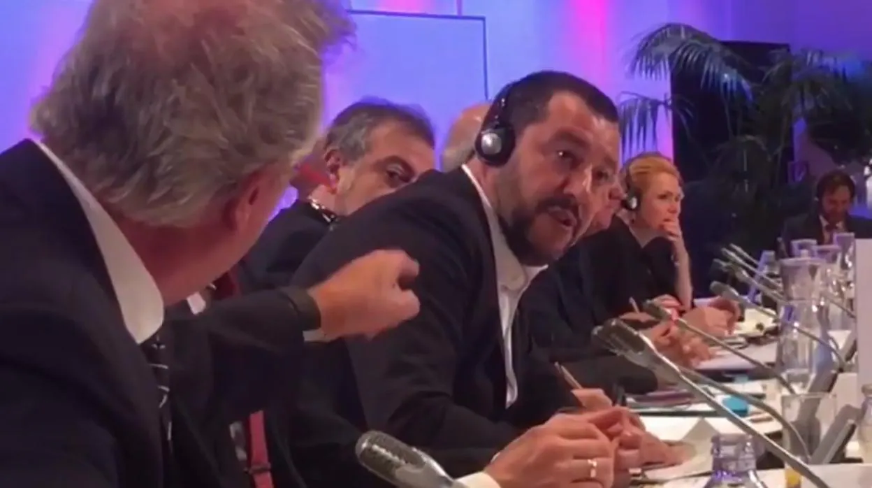 Momento del encontronazo entre el ministro luxemburgués y Salvini en Viena