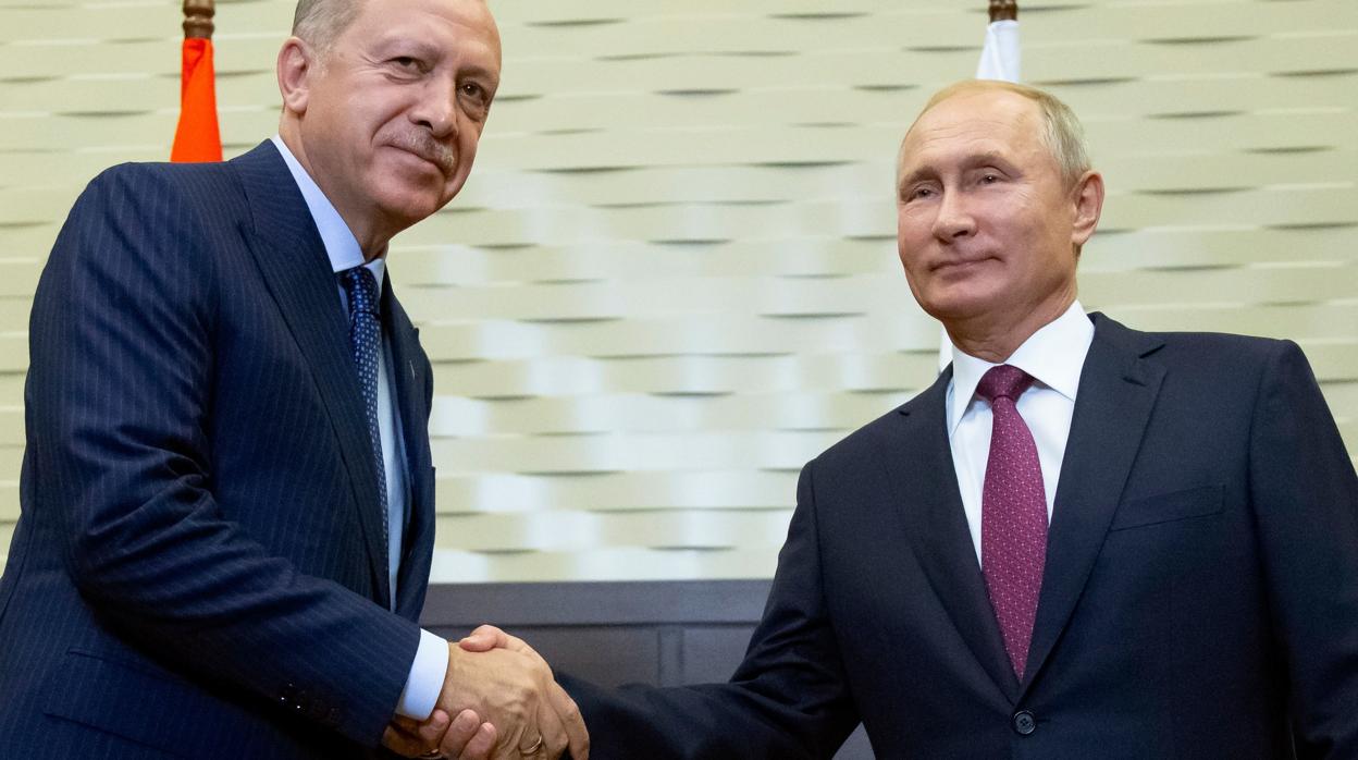 Recep Tayyip Erdogan y Vladímir Putin se estrechan la mano en Sochi