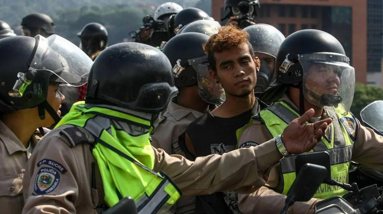 Un manifestantes es de tenido por las fuerzas de seguridad durante la protestas del año pasado en Venezuela