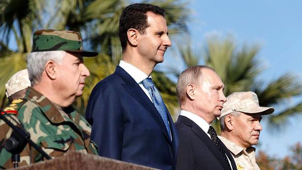 El presidente sirio, Bashar al-Assad (segundo a la izquierda), acompañado de su homólogo ruso, Vladimir Putin (segundo a la derecha), el ministro de Defensa ruso, Sergei Shoigu (a la derecha), y el líder de la Fuerzas Armadas sirias, Ali Abdullah Ayyoubb (a la izquierda)