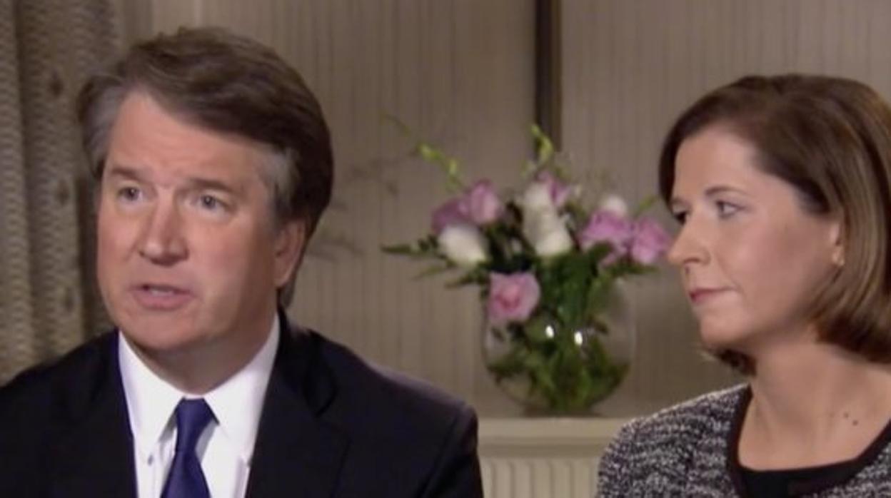 El juez Brett Kavanaug y su esposa, durante la entrevista con la cadena de televisión Fox