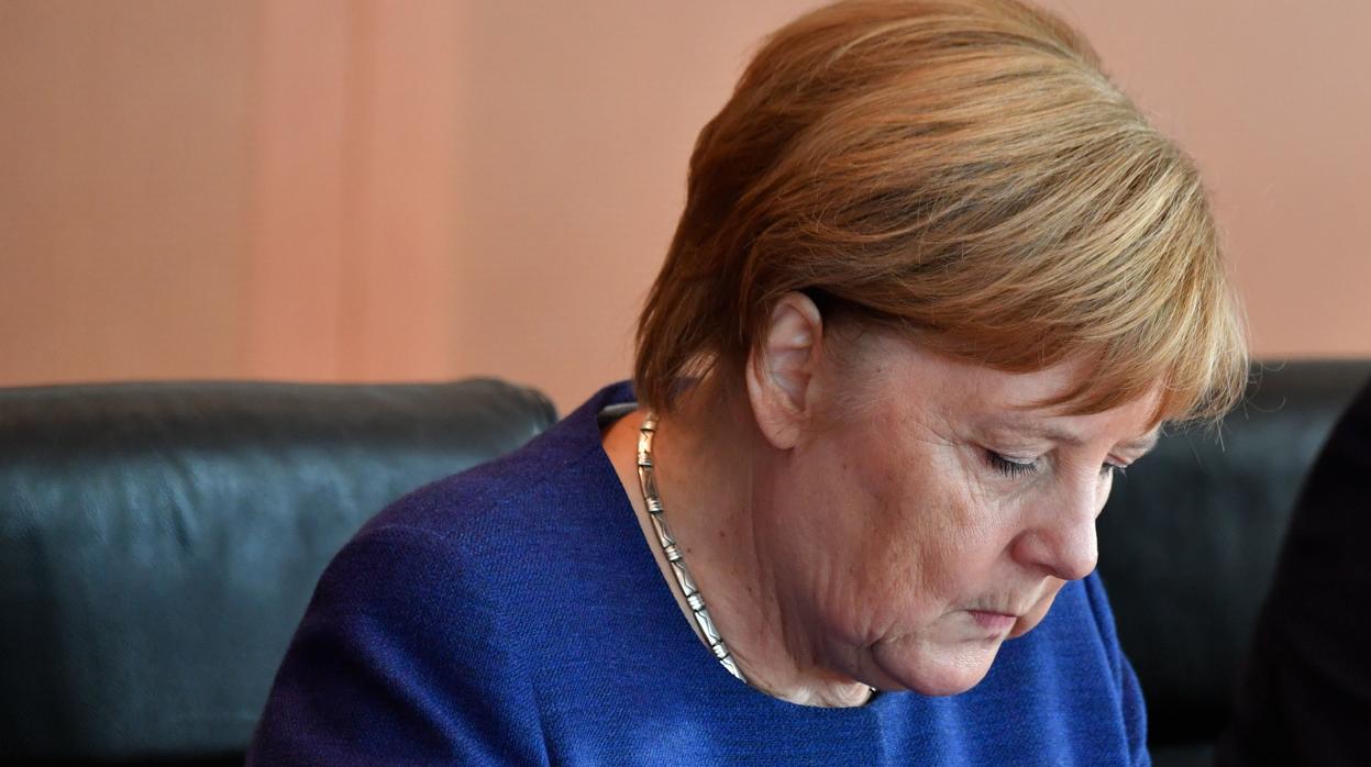 La canciller alemana Angela Merkel dirige la reunión semanal del gabinete