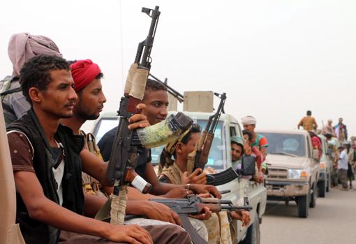 Miembros de la coalición liderada por los saudíes en Yemen, se reúnen a las afueras de la ciudad de Al Hudeida