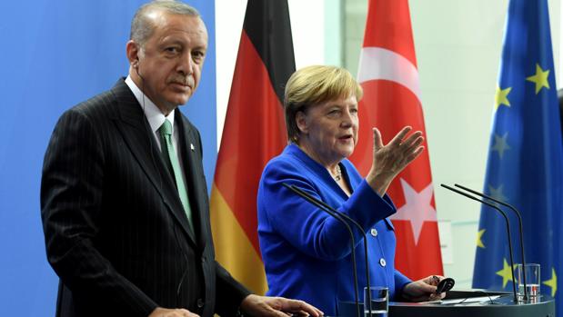 Merkel pide a Erdogan que libere a los periodistas alemanes