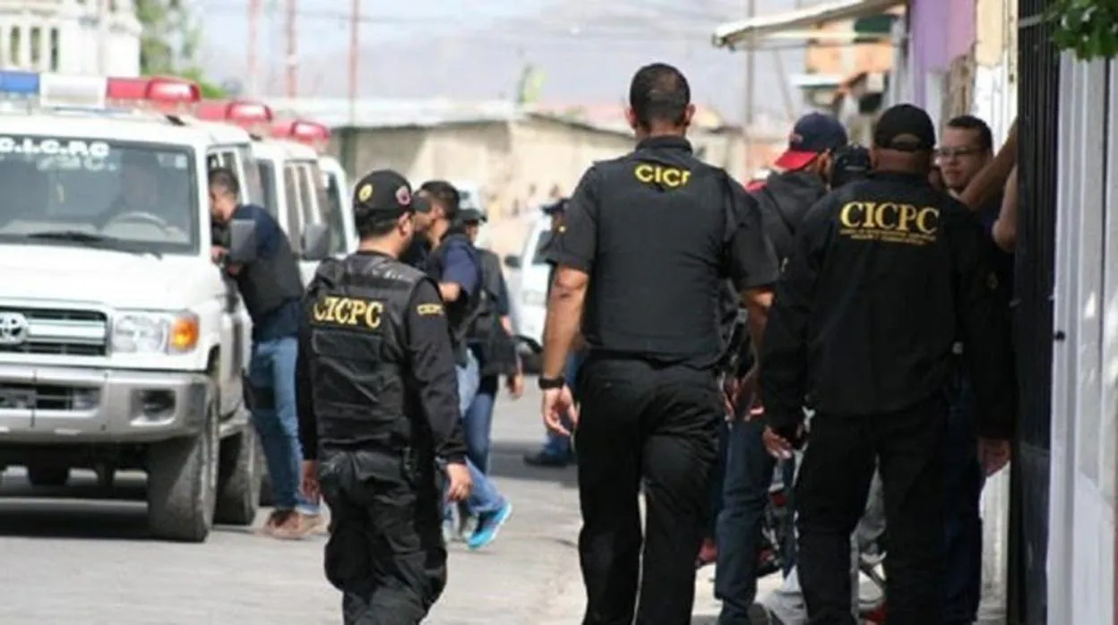 Varios policías del Cuerpo de Investigación del régimen patrullan en Caracas