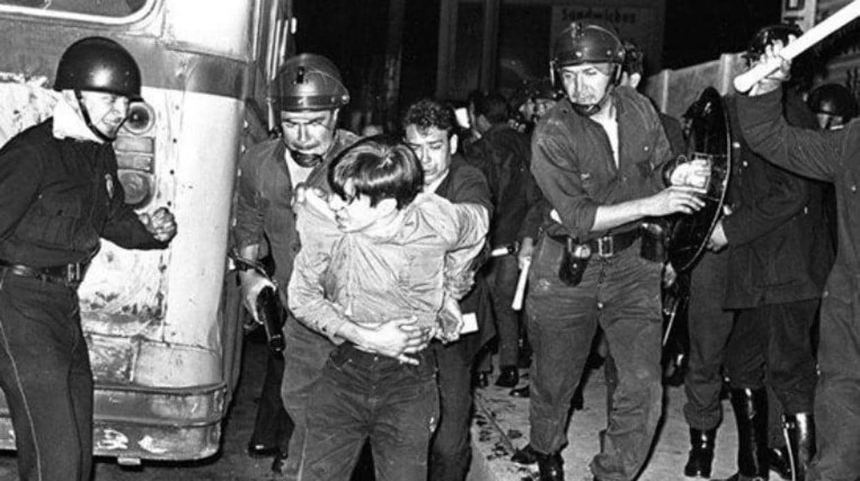 Un joven es detenido durante un mitin celebrado el 2 de octubre de 1968 en la plaza de Tlatelolco