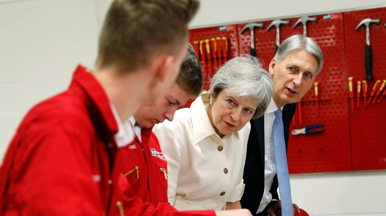 Theresa May, ayer con el ministro de Economía, un Phillip Hammond