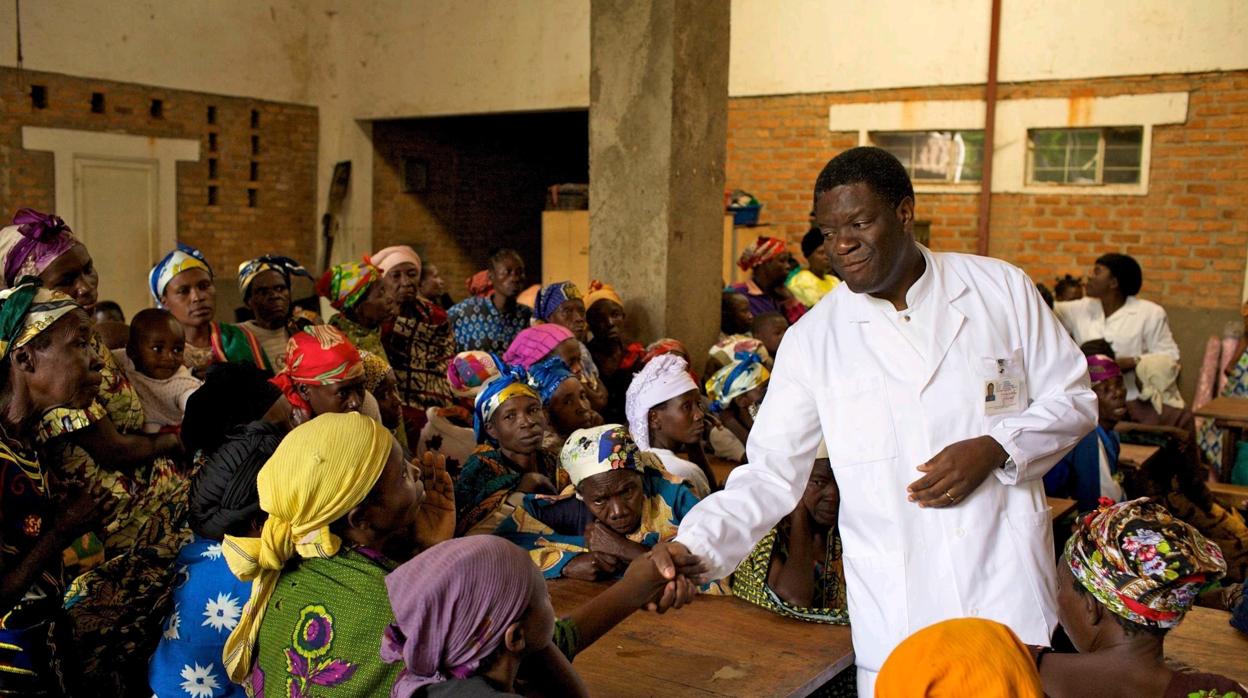 El médico Denis Mukwege estrecha la mano a un hombre en la República Democrática del Congo