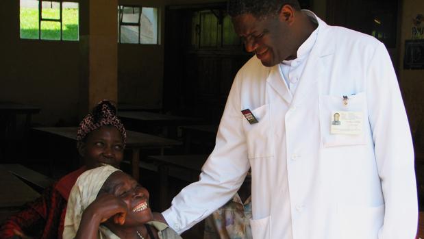 El doctor Mukwege dedica su Nobel a las mujeres «dañadas por los conflictos»