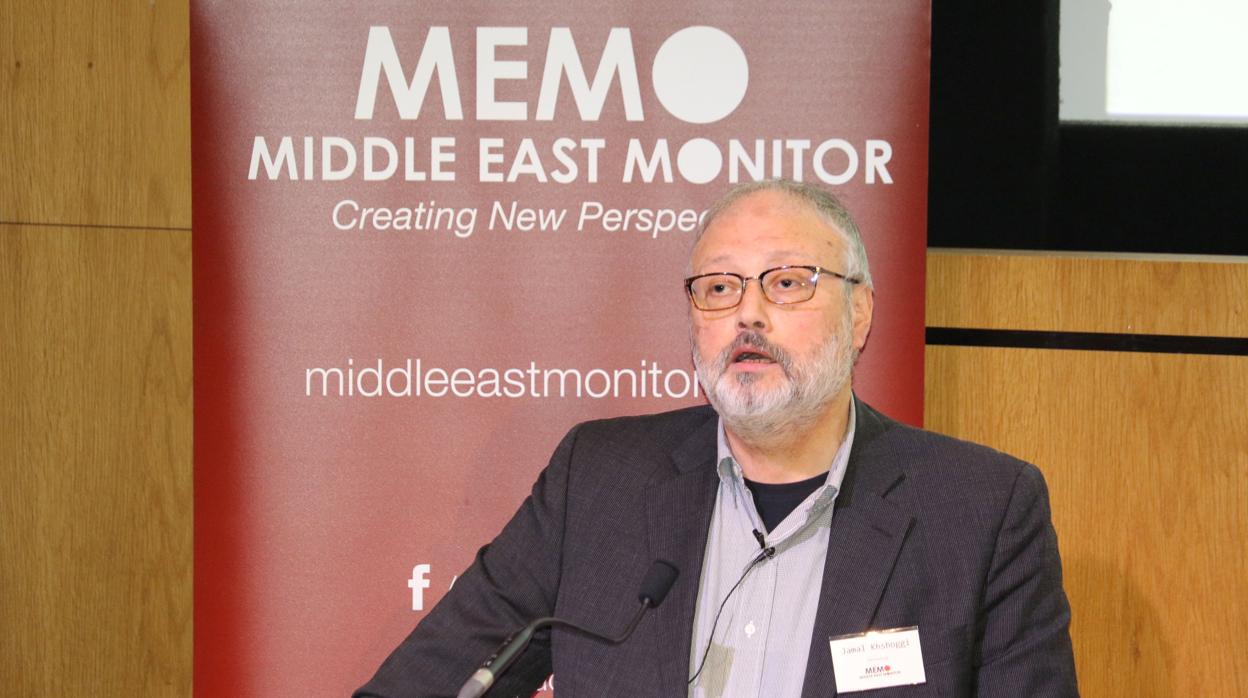El disidente saudí Jamal Khashoggi habla en un evento organizado por el Monitor de Oriente Medio en Londres