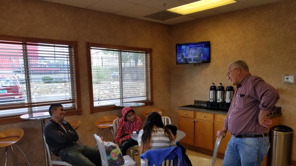 Rubén García conversa con una familias inmigrantes asistidas por Annunciation House en El Paso