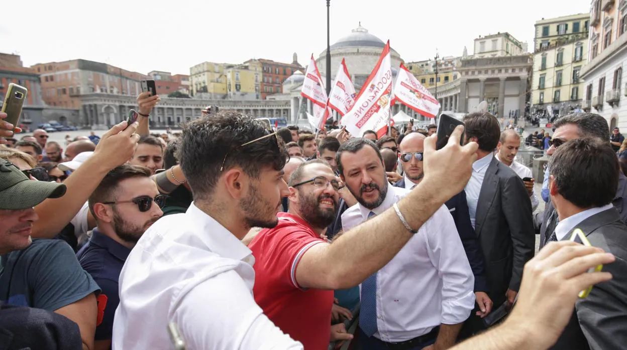 Salvini, rodeado de simpatizantes durante una reciente visiita a Nápoles