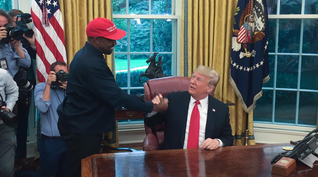 El rapero Kanye West saluda a Donald Trump en el Despacho Oval de la Casa Blanca