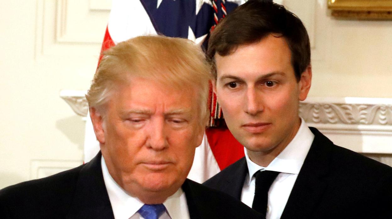 Jared Kushner, tras su suegro, Donald Trump, en una imagen de archivo