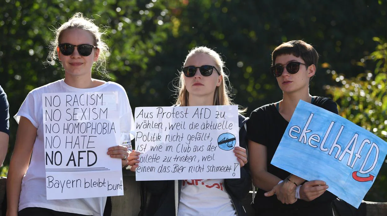 Manifestantes con pancartas contra AfD en la localidad de Taufkirchen, la víspera de las elecciones en Baviera